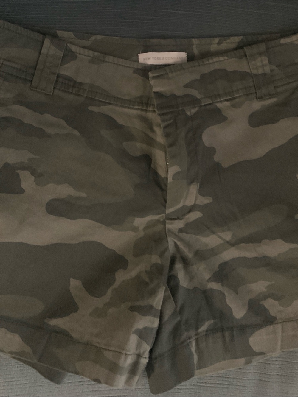 New York & Co Camo Print Casual Shorts - Olive Green. Size 0 NWOT